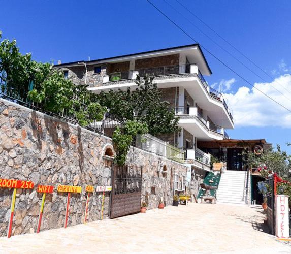 Hotel Villa Stone Dream Bar Restaurant Udenisht Kültér fotó